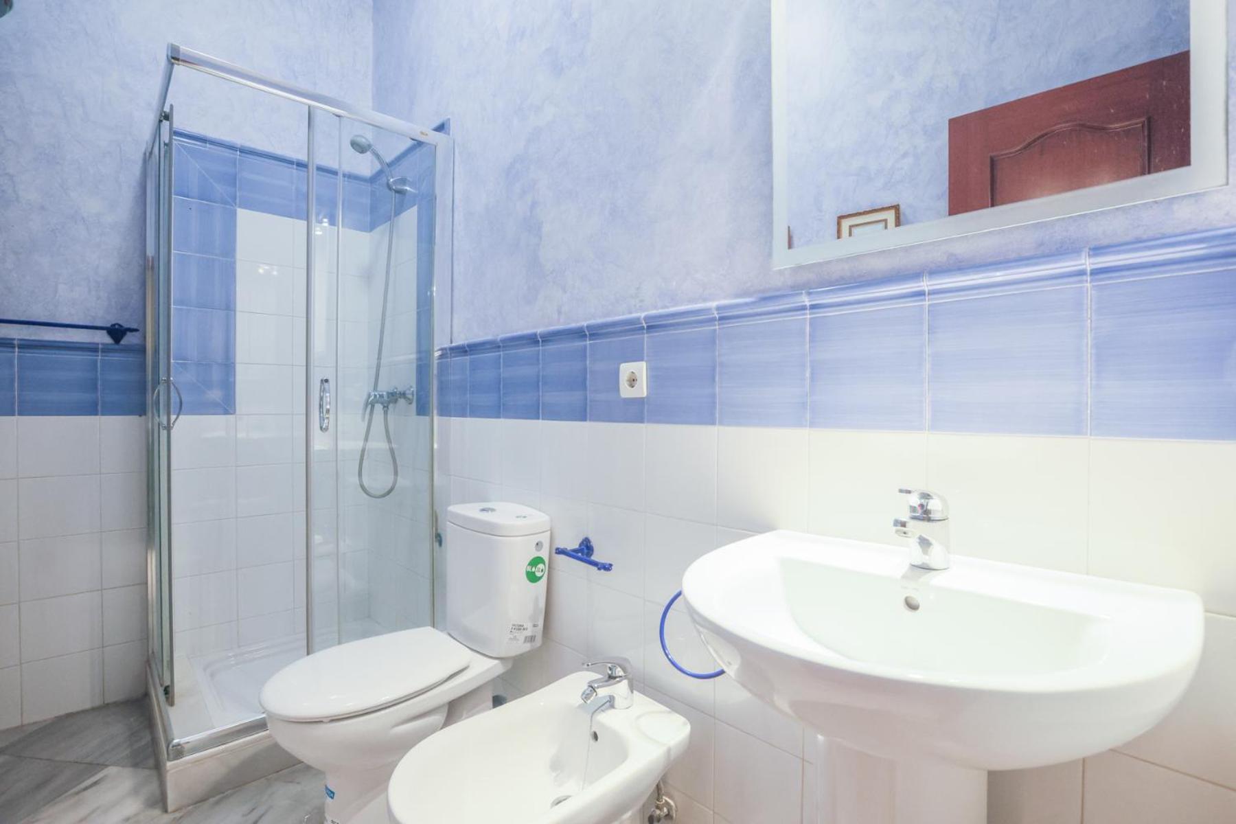 Galindo Center Premium Suites, Free Parking Apartment